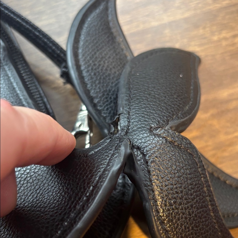 Sleepy critters Blue Whale-Shaped Crossbody Bag tail is damaged - Picture 3 of 5